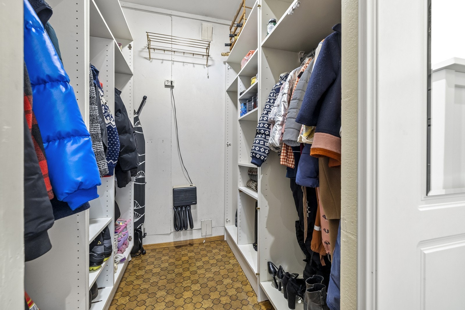 Bak skyvedør i inngangspartiet er det en praktisk garderobe med god plass til oppbevaring av klær og sko. Galleribilde