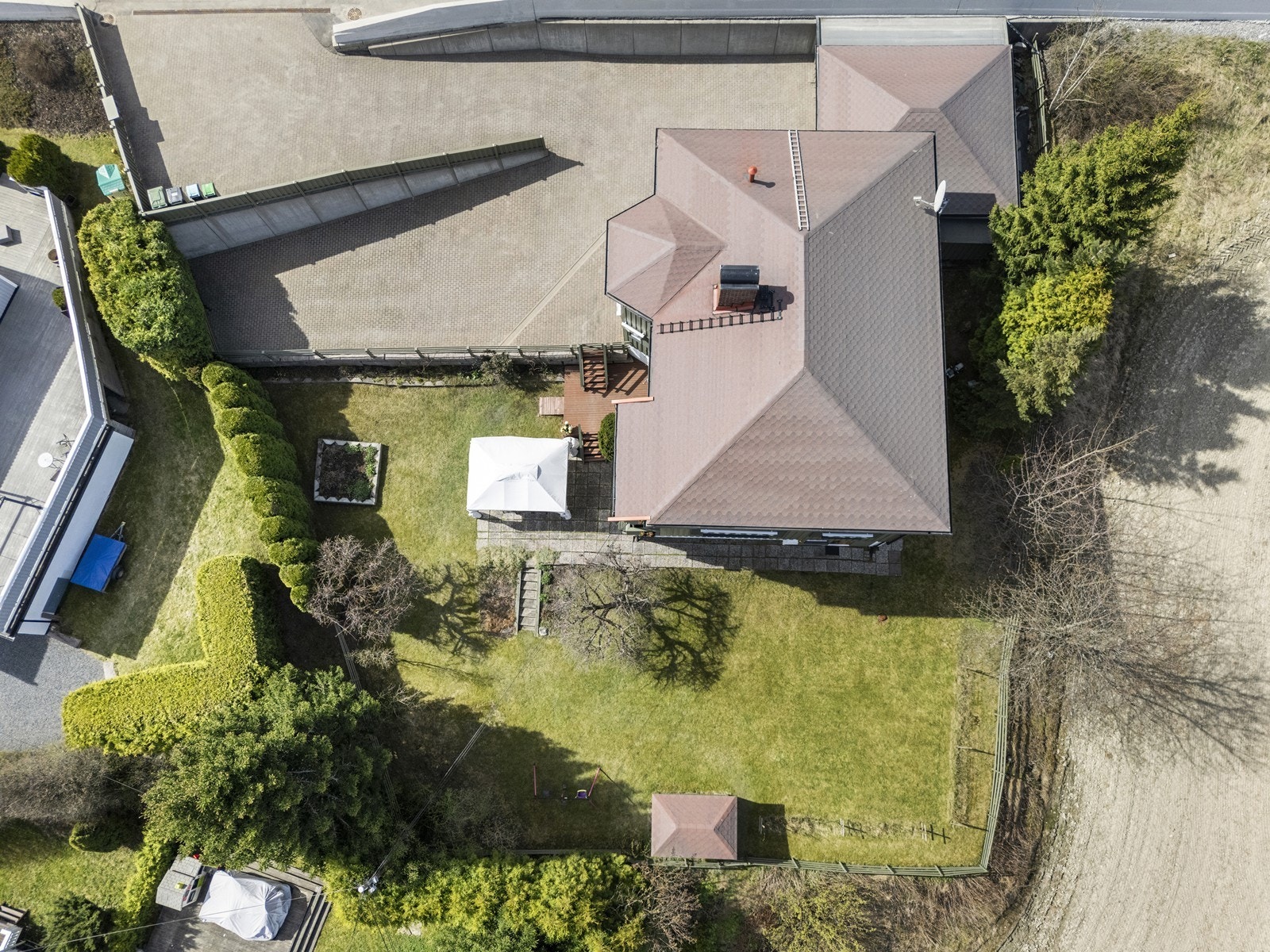 Tomten er godt utnyttet med en stor hage, dobbelgarasje og en romslig, steinbelagt gårdsplass. Galleribilde