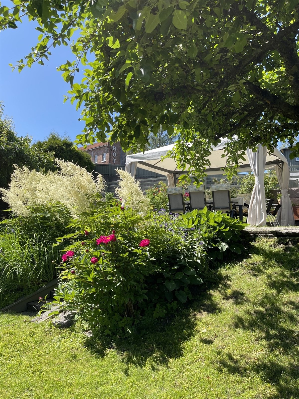 Selgers private bilde av hagen i full blomstring. Galleribilde