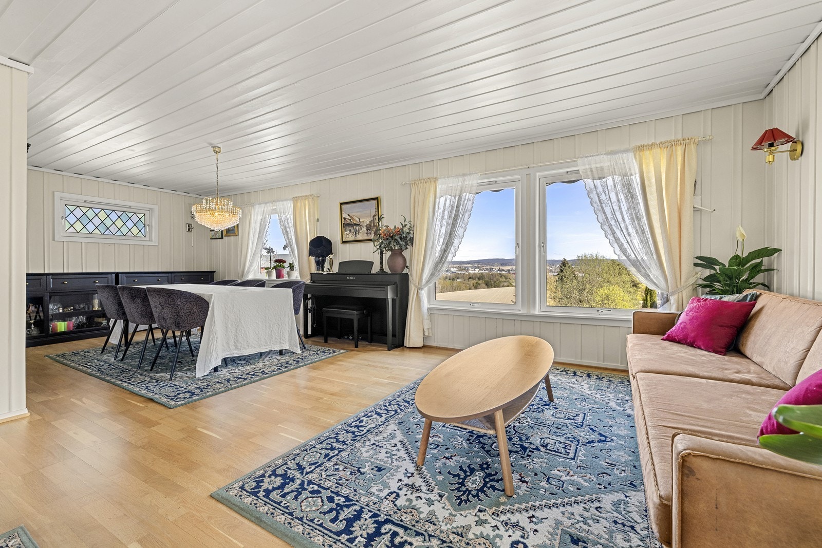 Store vindusflater gir godt med naturlig lys. Her kan man også nyte den flotte utsikten. Galleribilde