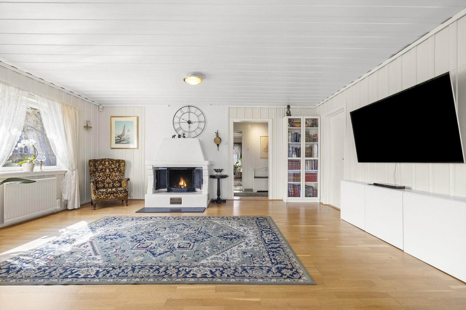 Fra peisestuen er det en naturlig overgang til kjøkkenet og videre mot gangen. Galleribilde
