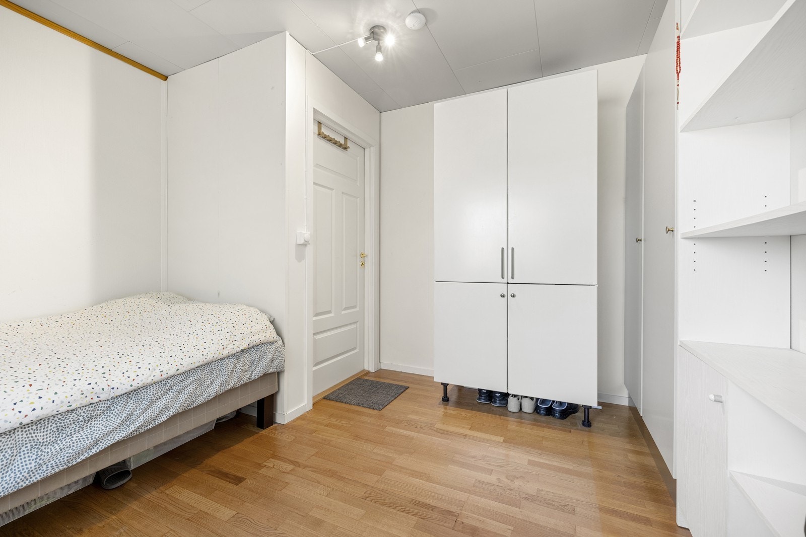 God lagringsplass med garderobeskap og hyller. Galleribilde