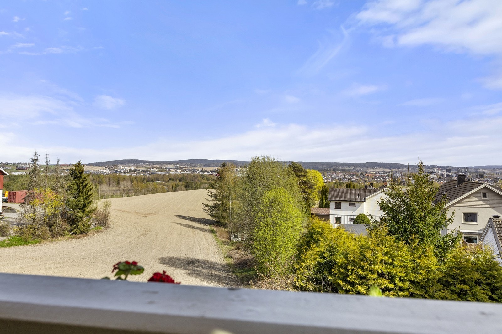 Fra balkongen har man flott utsikt over landlige omgivelser, helt til Kjeller og Lillestrøm by. Galleribilde