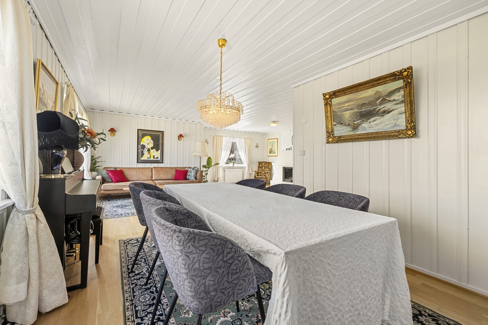 En gjennomgående og god planløsning binder de ulike sonene i stuen sammen. Galleribilde