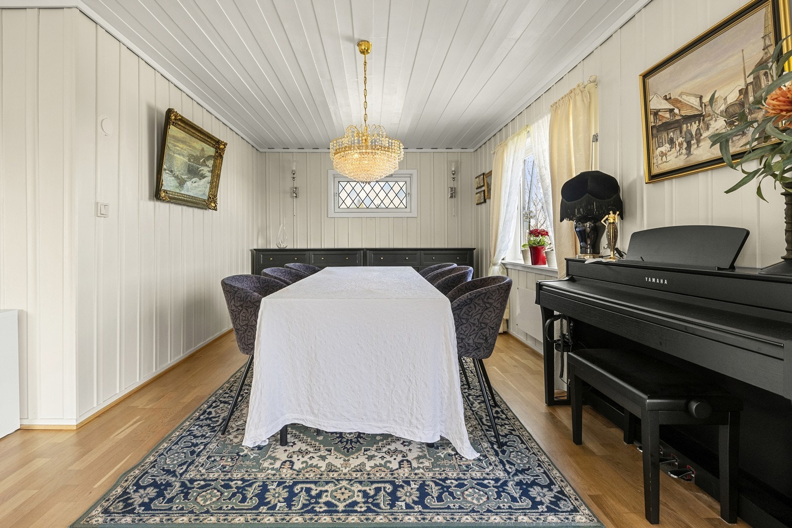 Spisestuedelen av stuen har god plass til langbord. Galleribilde