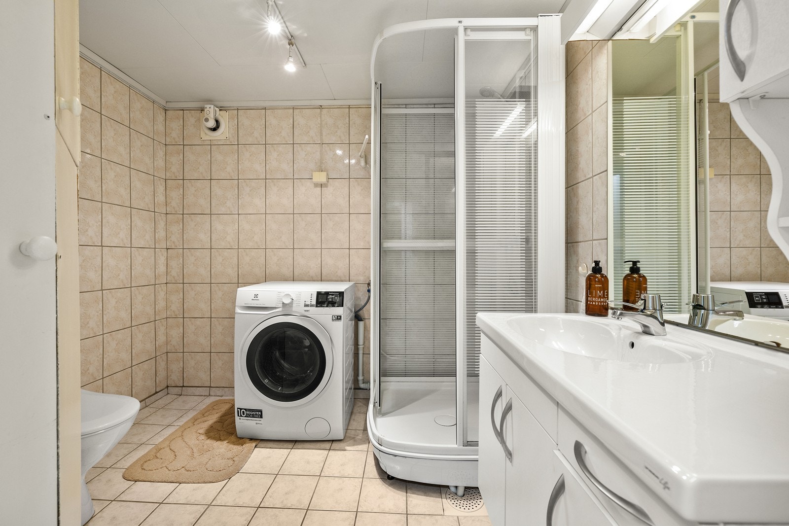 Badet i kjelleren har flislagt gulv med varmekabler, og opplegg for vaskemaskin. Galleribilde