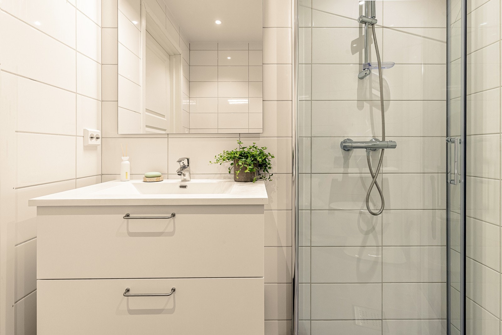 Balansert ventilasjon sikrer et godt inneklima, og det er mekanisk avtrekk på badet. Galleribilde