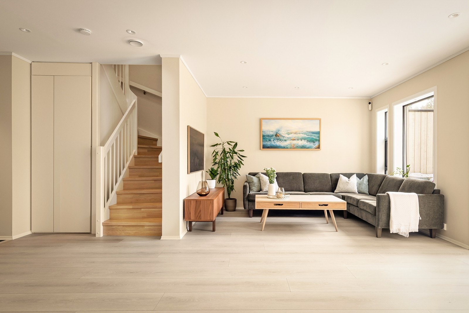 Stuen tilbyr god plass for møblering og har en malt tretrapp som leder opp til boligens andre etasje. Galleribilde