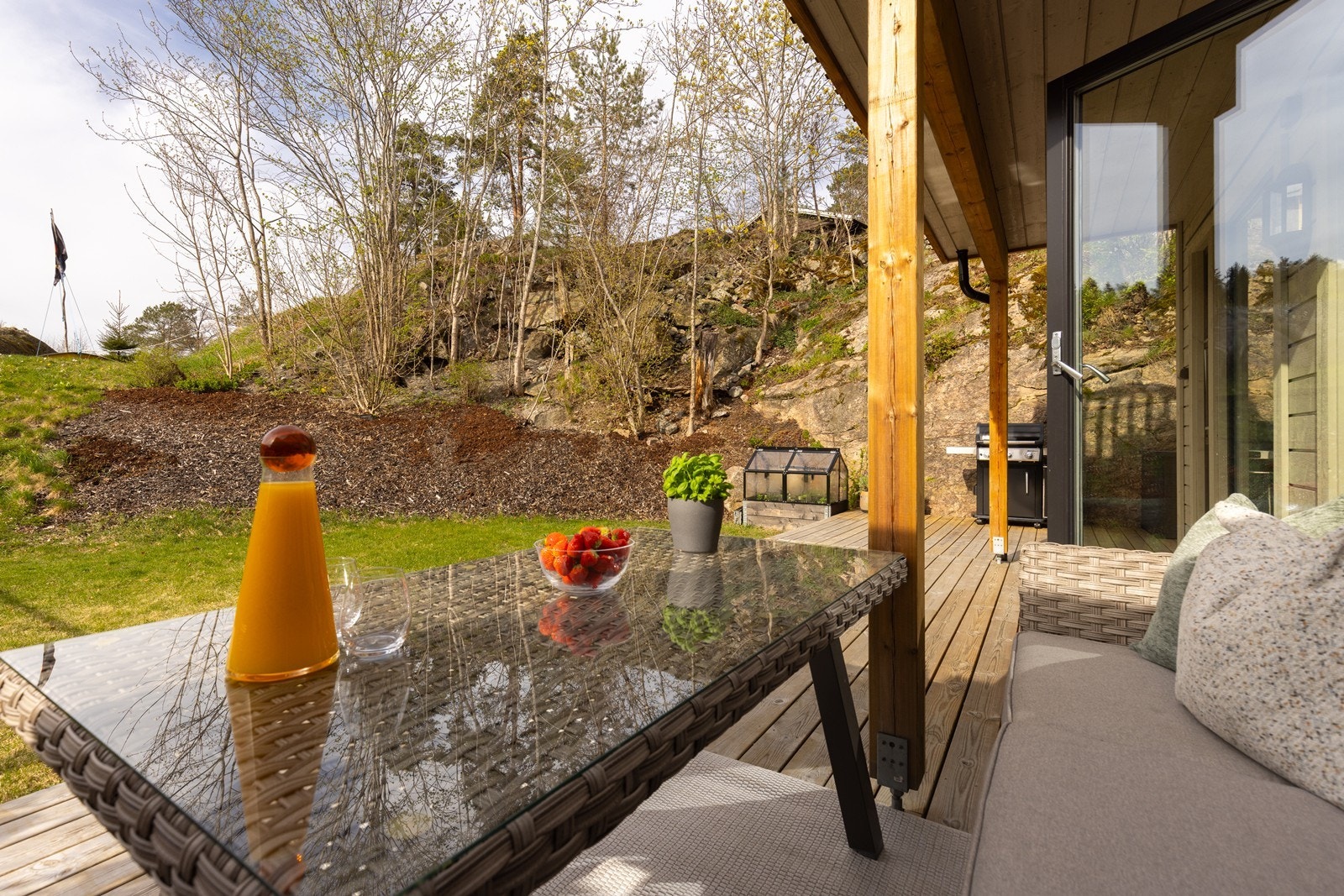 Terrassen er utført i tre og har en naturlig overgang til den grønne hagen. Galleribilde