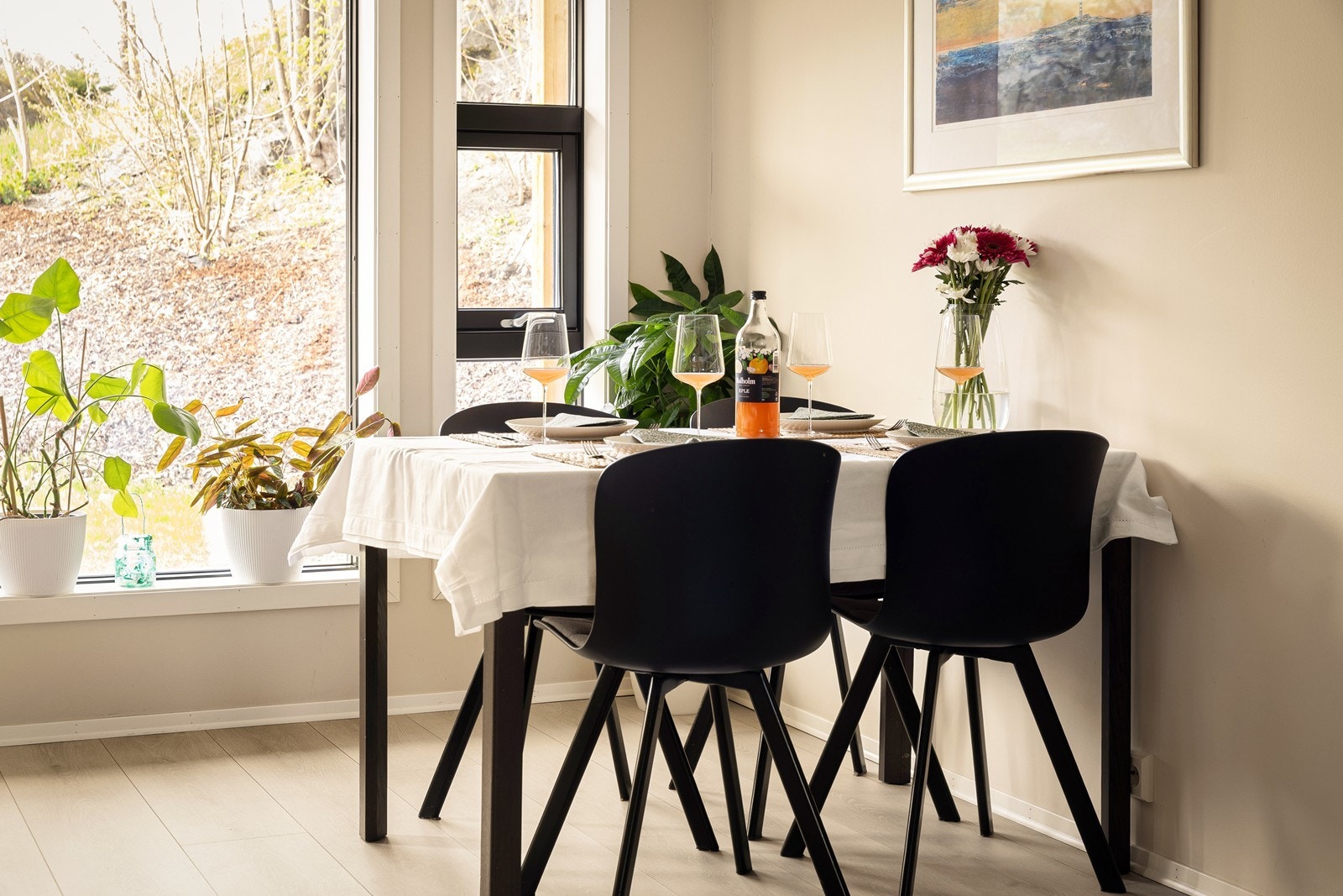 Spiseplassen nyter godt av dagslyset fra de store vindusflatene. Galleribilde