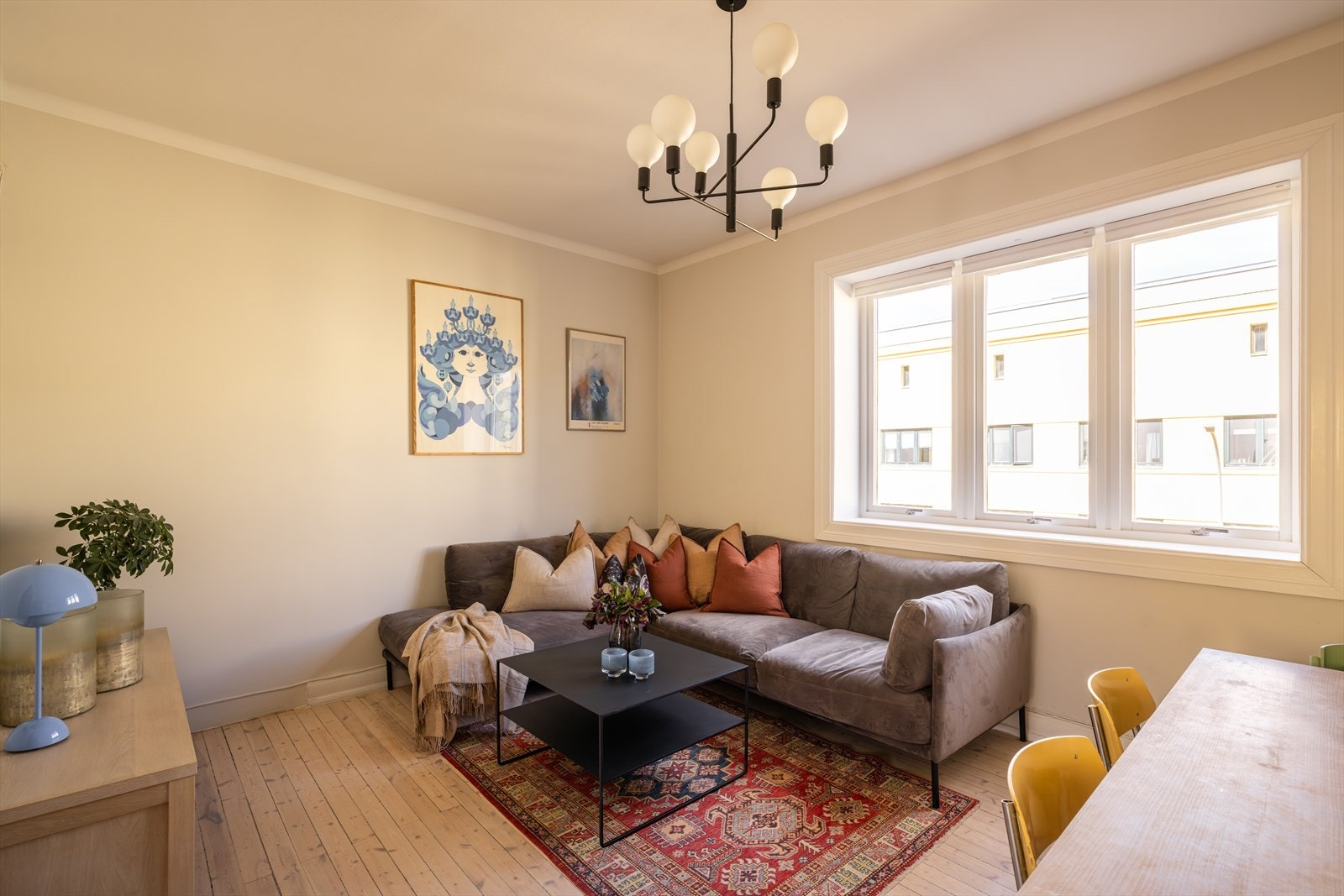 Stuen har gode møbleringsmuligheter for både sofagruppe, spisebord og annet møblement. Galleribilde
