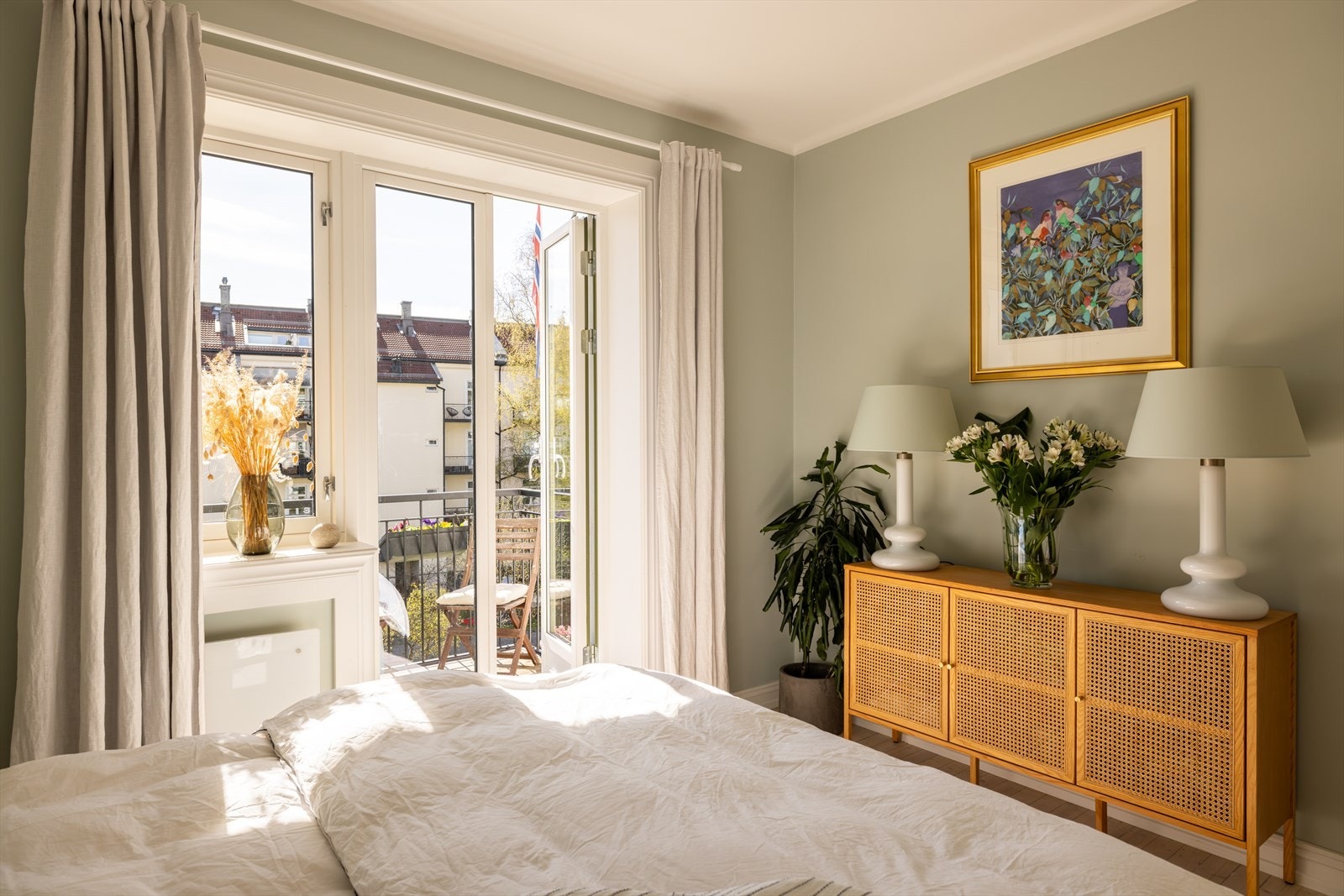 De store vindusflatene slipper inn godt med dagslys. Galleribilde