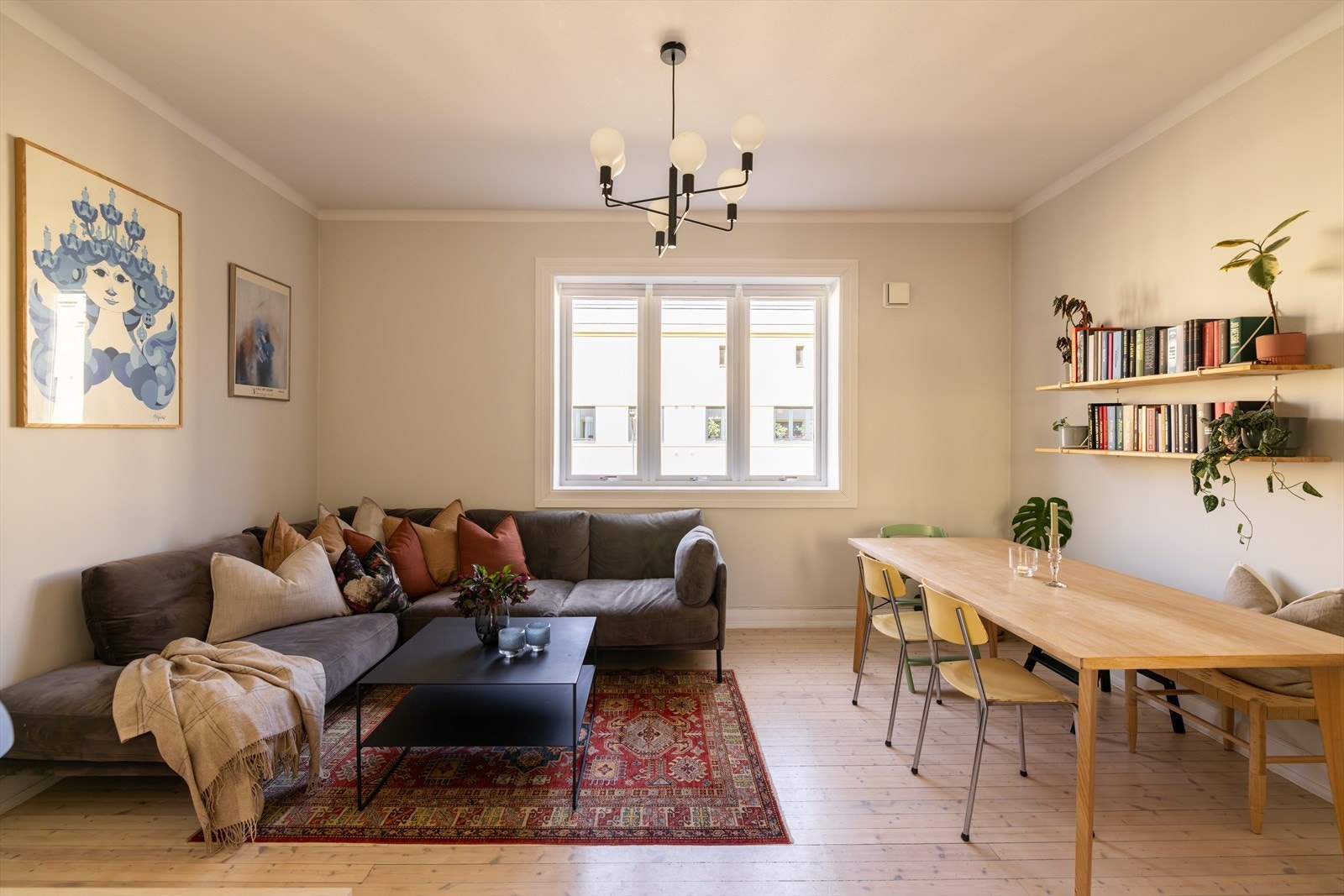 Dette er en vakker og svært innbydende 3-roms leilighet som ligger skjermet, rolig og tilbaketrukket i vakre omgivelser. Galleribilde