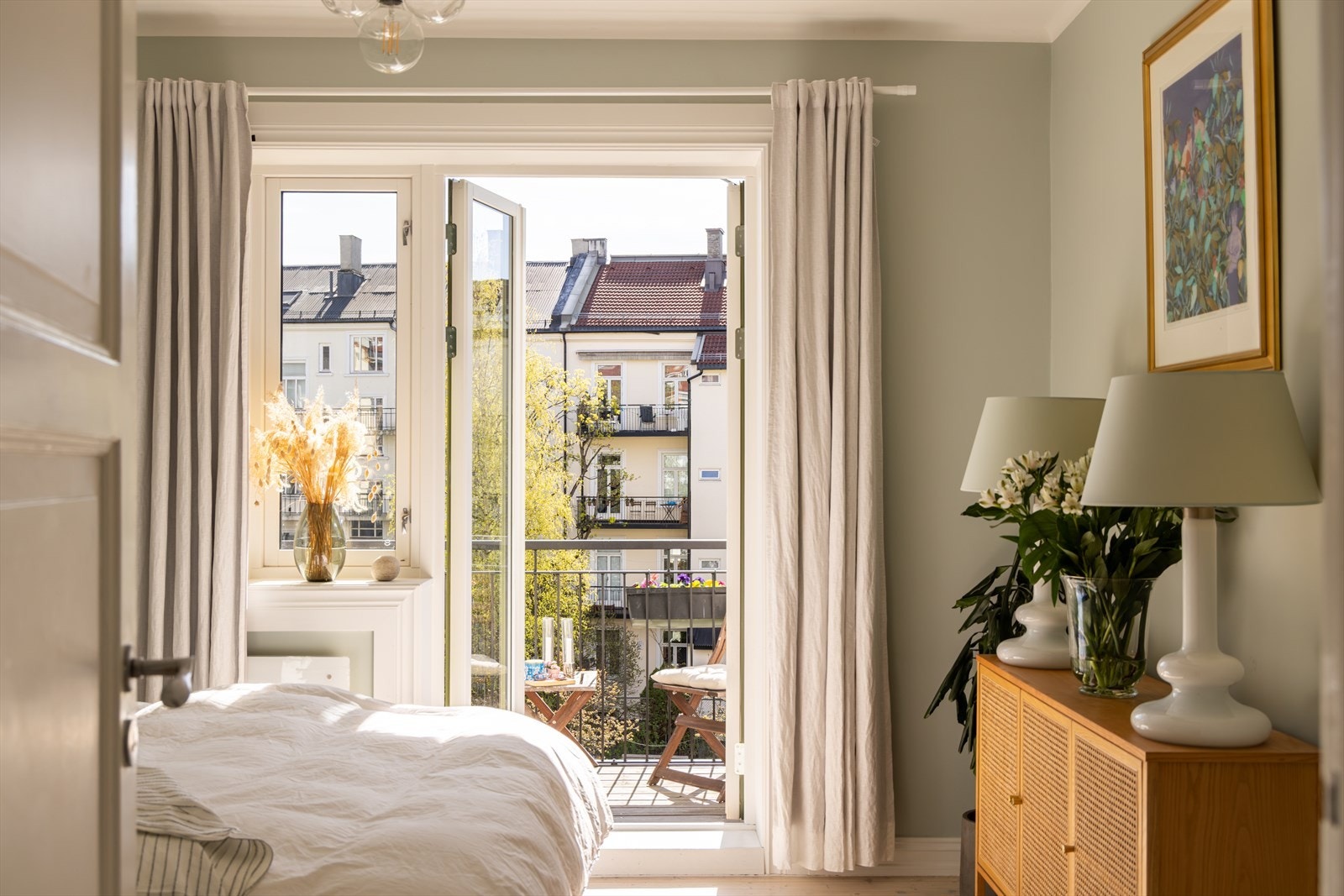 Doble balkongdører åpner opp til en fantastisk oase. Galleribilde