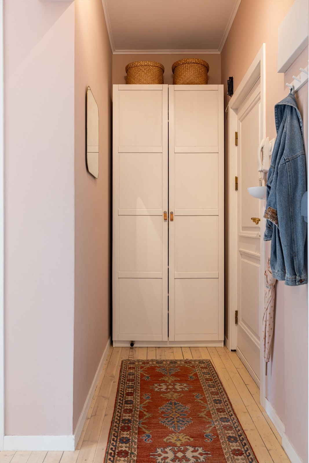 Velkommen hjem! Det er plass til å henge fra seg jakker og plassere sko i praktisk garderobe. Galleribilde