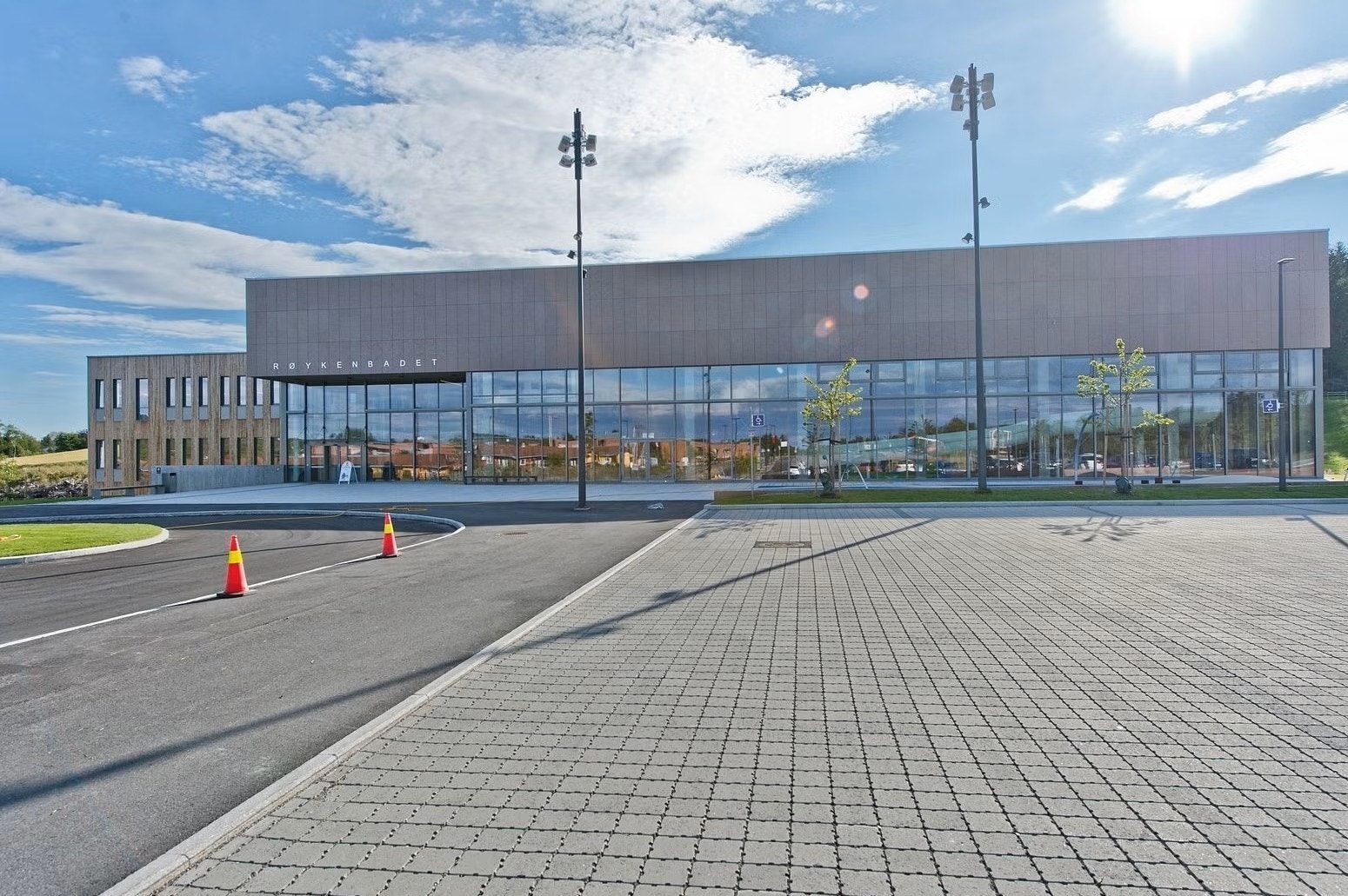 I nærheten finner du også Røykenbadet, som tilbyr svømmehall, treningssenter, klatrevegg og helsetjenester som lege og fysioterapi. Nærmeste dagligvarebutikker er Kiwi Røykentorget og Spar. Galleribilde