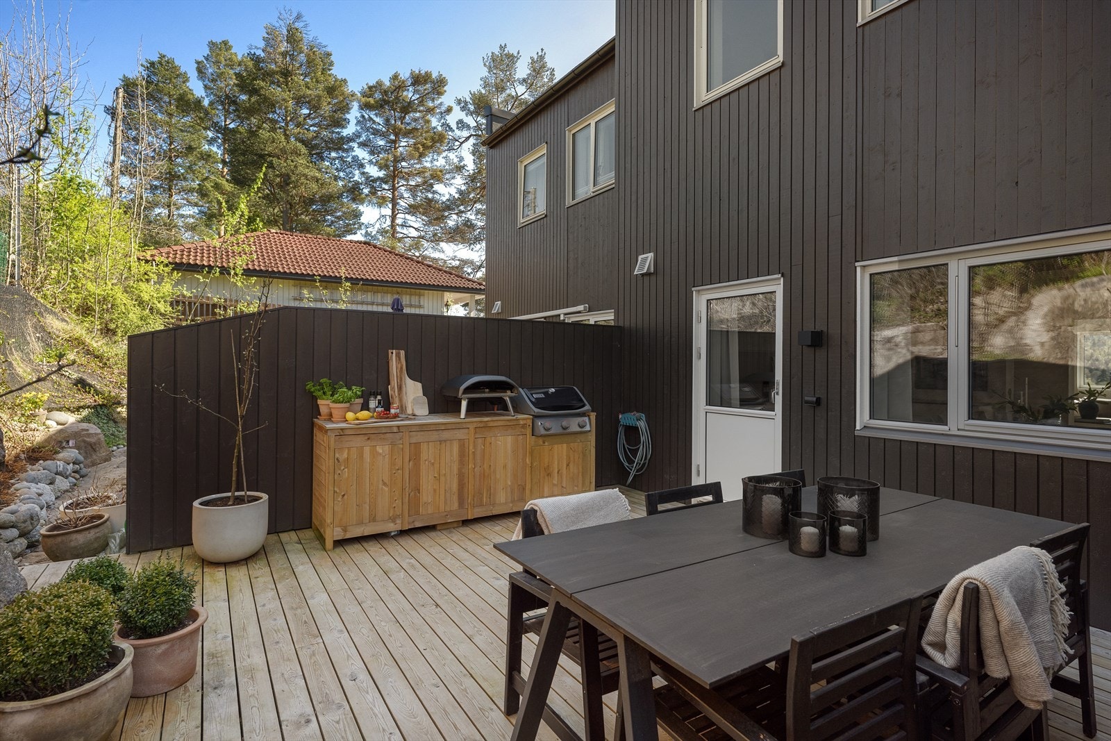 Boligen har flere flotte uteplasser, blant annet takterrasse med meget gode solforhold og en skjermet terrasse med utgang fra kjøkkenet. Galleribilde