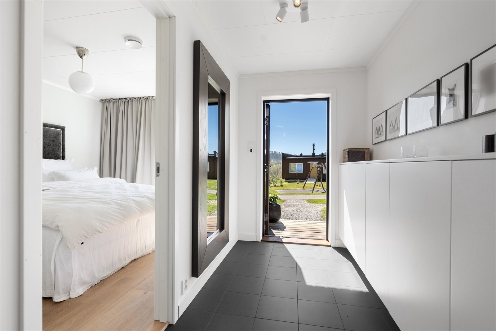Romslig entré/hall, med god plass til å sette skoene og henge yttertøyet. Galleribilde