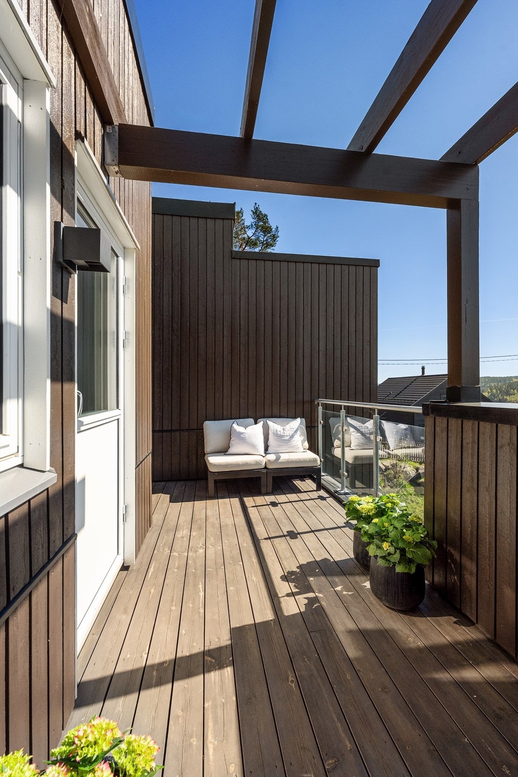 Meget solrik takterrasse på ca. 11 kvm med utgang fra loftstuen. Galleribilde