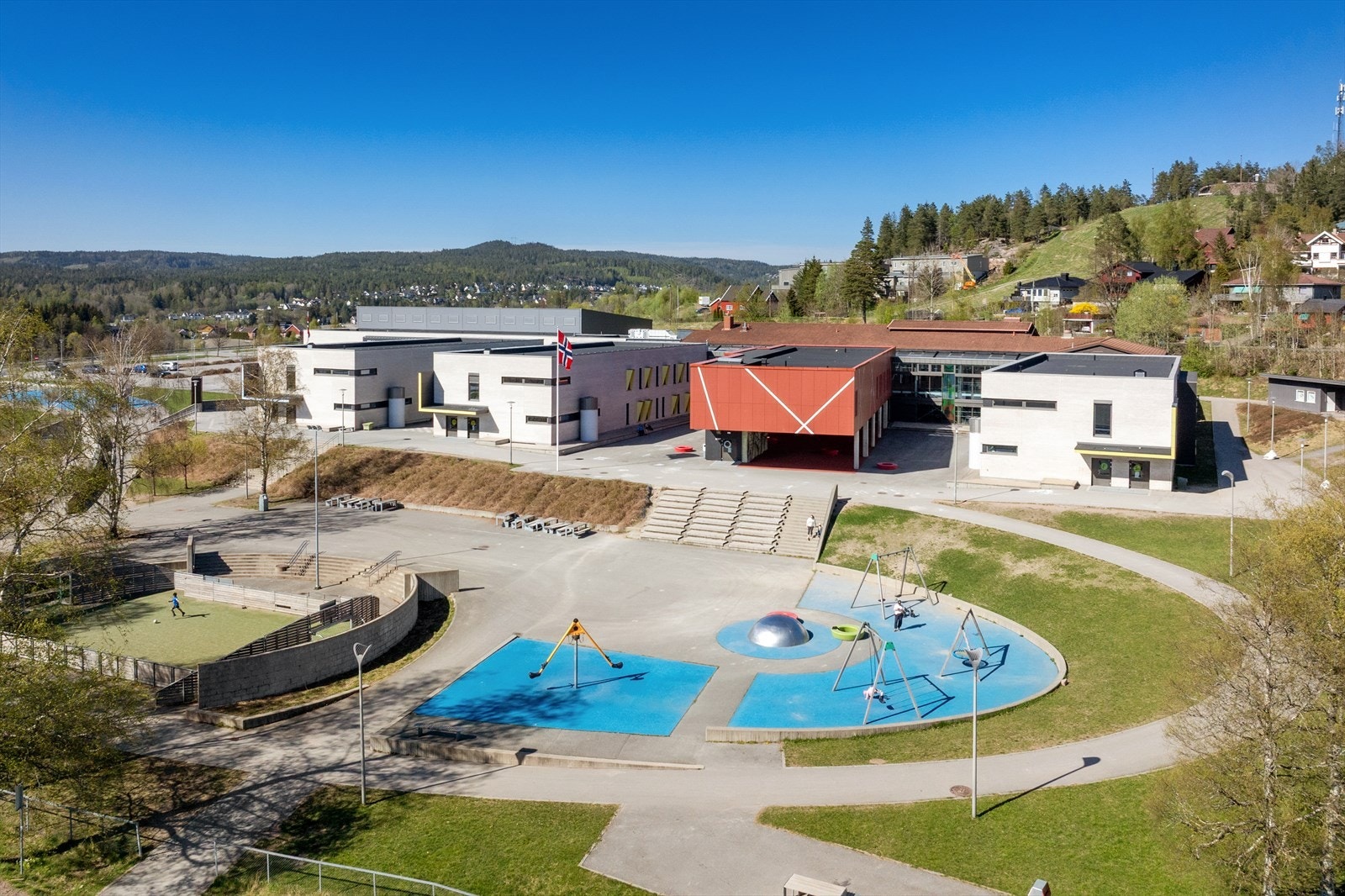 Området har kort avstand til idrettsanlegg, flere barnehager og Midtbygda barneskole (ca. 800 meter). Galleribilde
