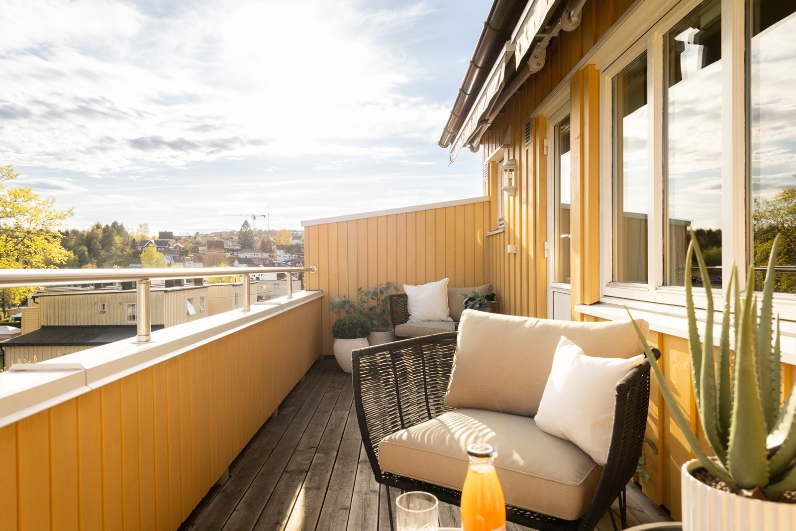 Velkommen til Treskeveien 92! Dette er en attraktiv og delikat 4-roms leilighet i første rekke mot Abildsø gård i et rolig og barnevennlig område på Manglerud - ideelt for familier. Foto: Pontus Holmenäs. Galleribilde