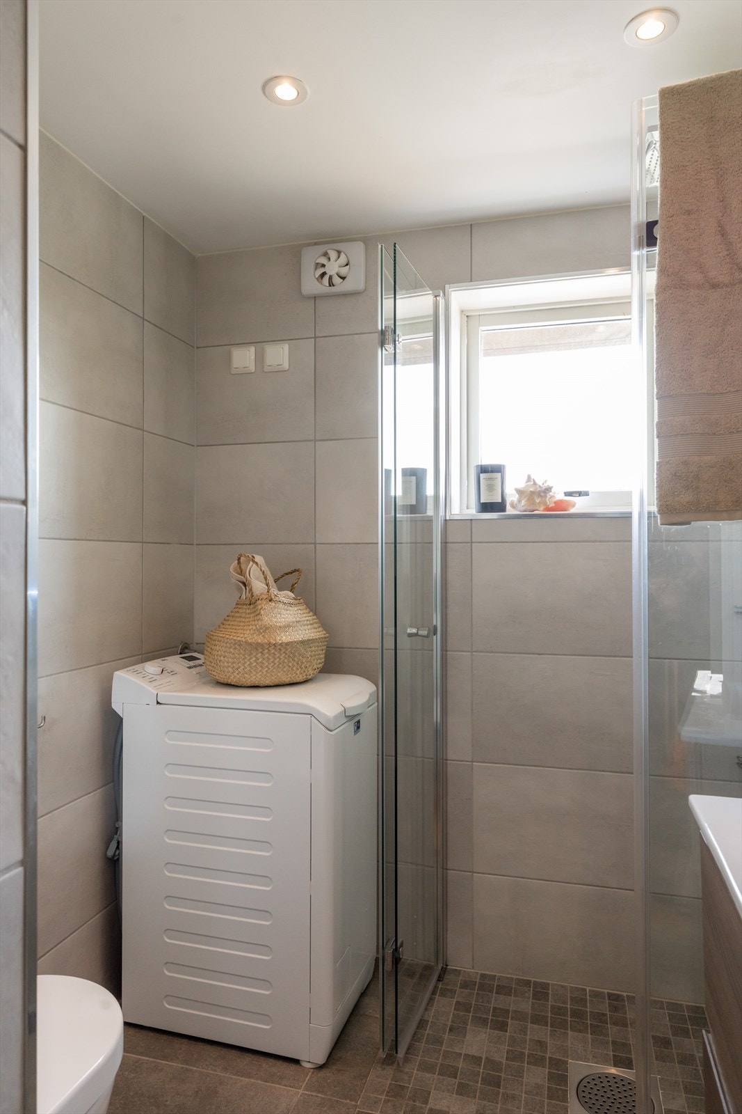 Det er elektrisk styrt ventilasjon og opplegg for vaskemaskin. Galleribilde