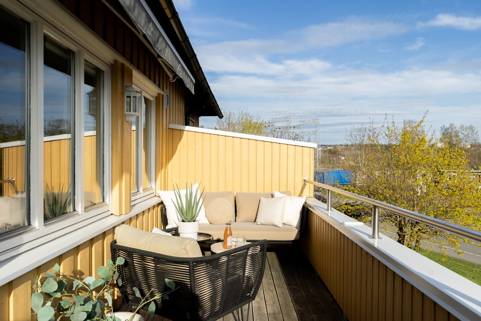 Fra stuen er det utgang til en hyggelig, sydvestvendt balkong på ca. 13 m² med gode solforhold. Det er to fjernstyrte markiser foran balkongvinduer montert i 2023. Galleribilde