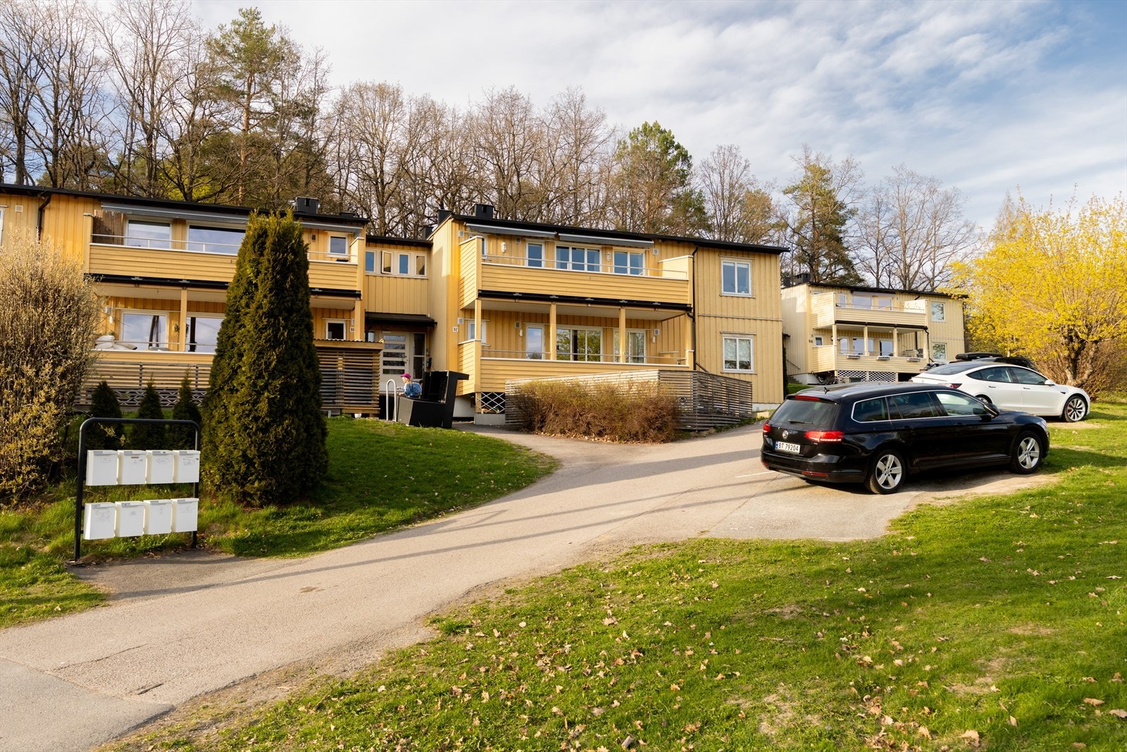 Boligen ligger i en rolig og skjermet gate, samtidig som man har kort vei til et bredt utvalg av servicetilbud, offentlig kommunikasjon, skoler og barnehager. Galleribilde