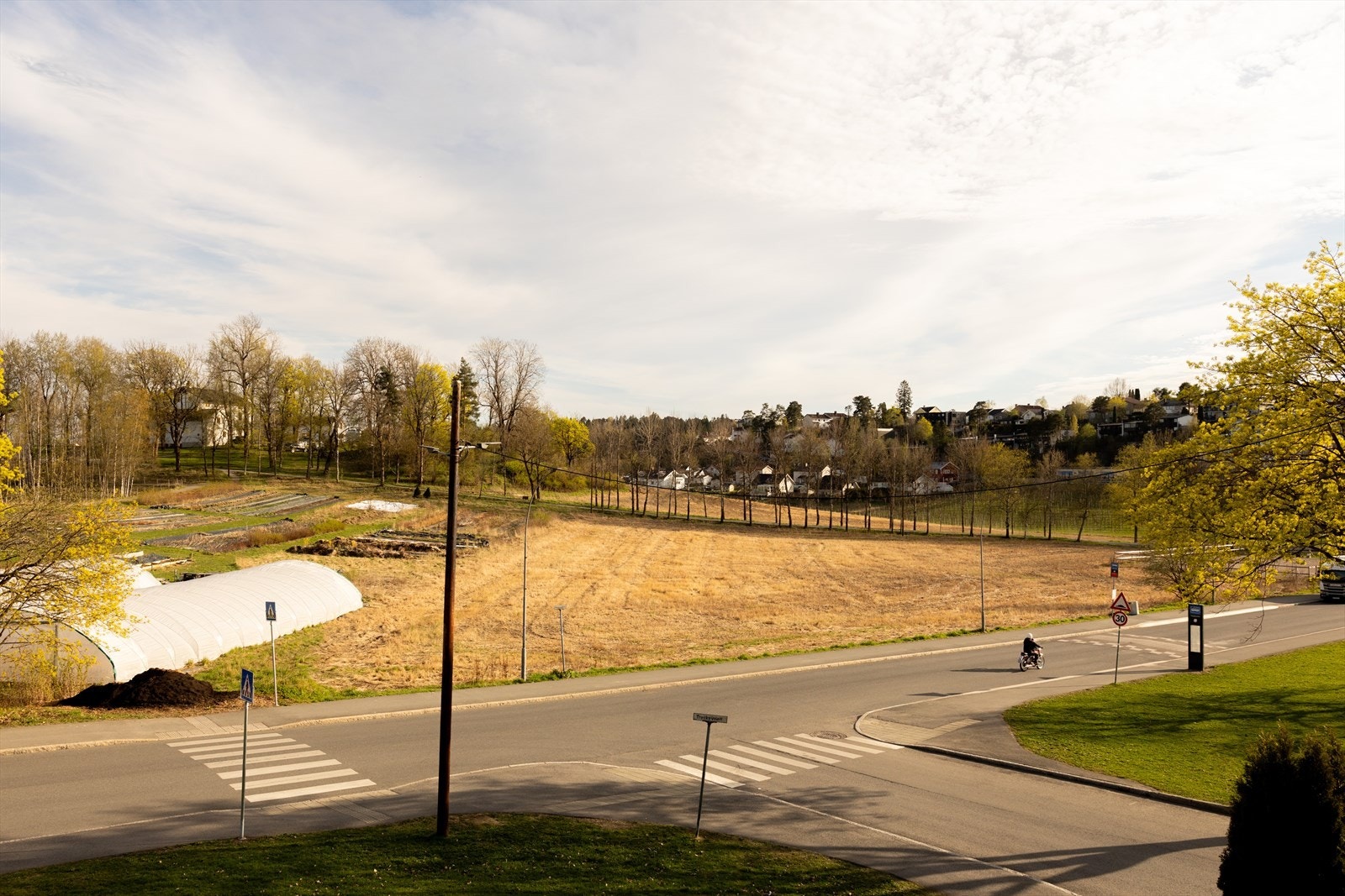 Fra balkongen er det flott utsikt mot Abildsø gård, som gir en luftig og landlig følelse i rolige omgivelser. Galleribilde