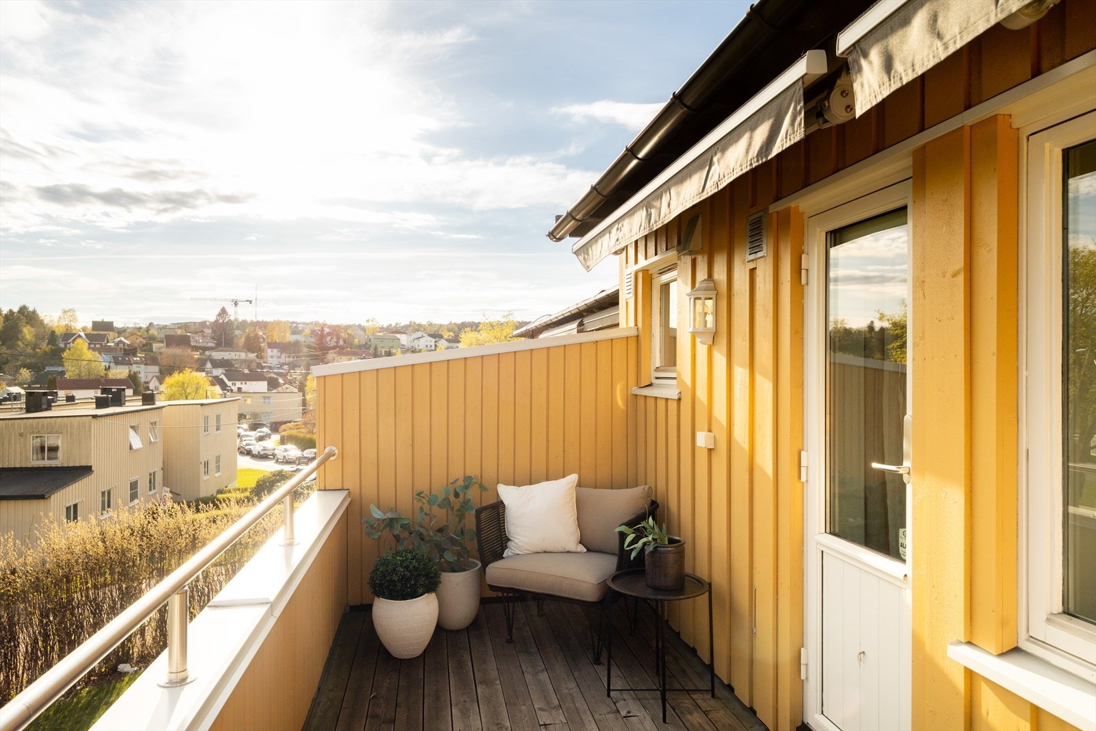 I vår- og sommerhalvåret blir balkongen en naturlig forlengelse av stuen, perfekt for hyggelige stunder med familie og venner. Galleribilde