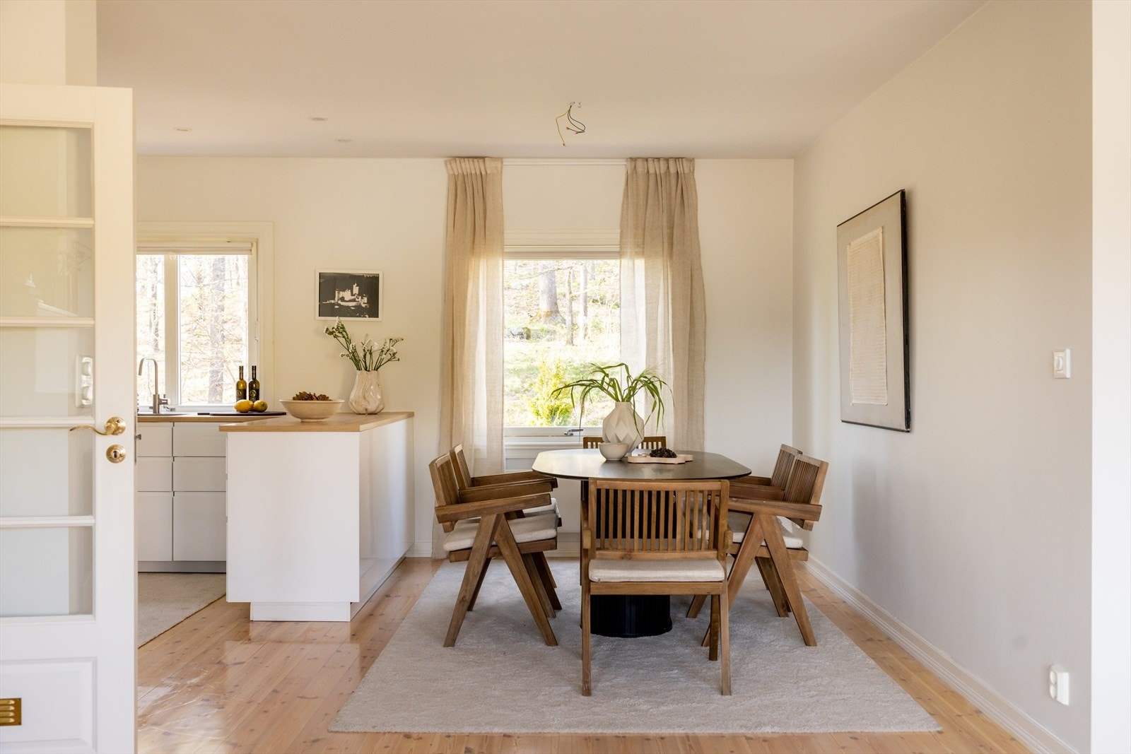 I tilknytning til kjøkkenet er det god plass til et stort spisebord, noe som gir gode rammer for sosiale sammenkomster og hyggelige måltider med familie og venner. Galleribilde
