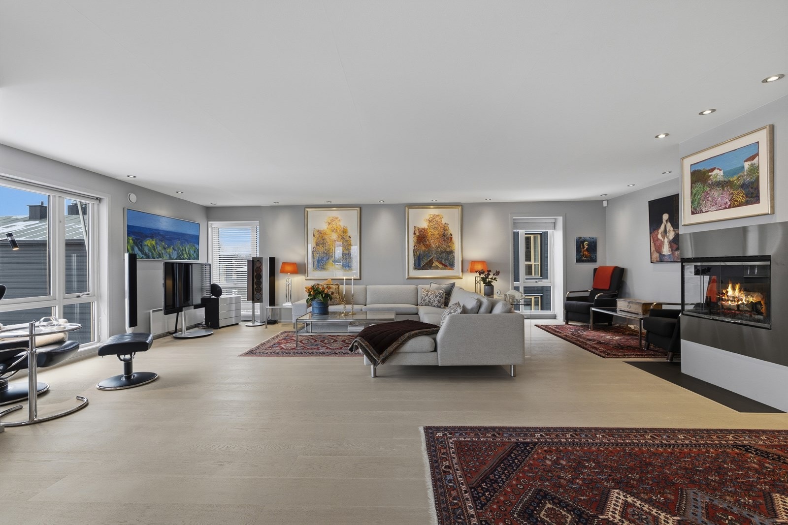Boligen ble modernisert i 2019 ned bl.a. nye gulv og downlights i tak Galleribilde