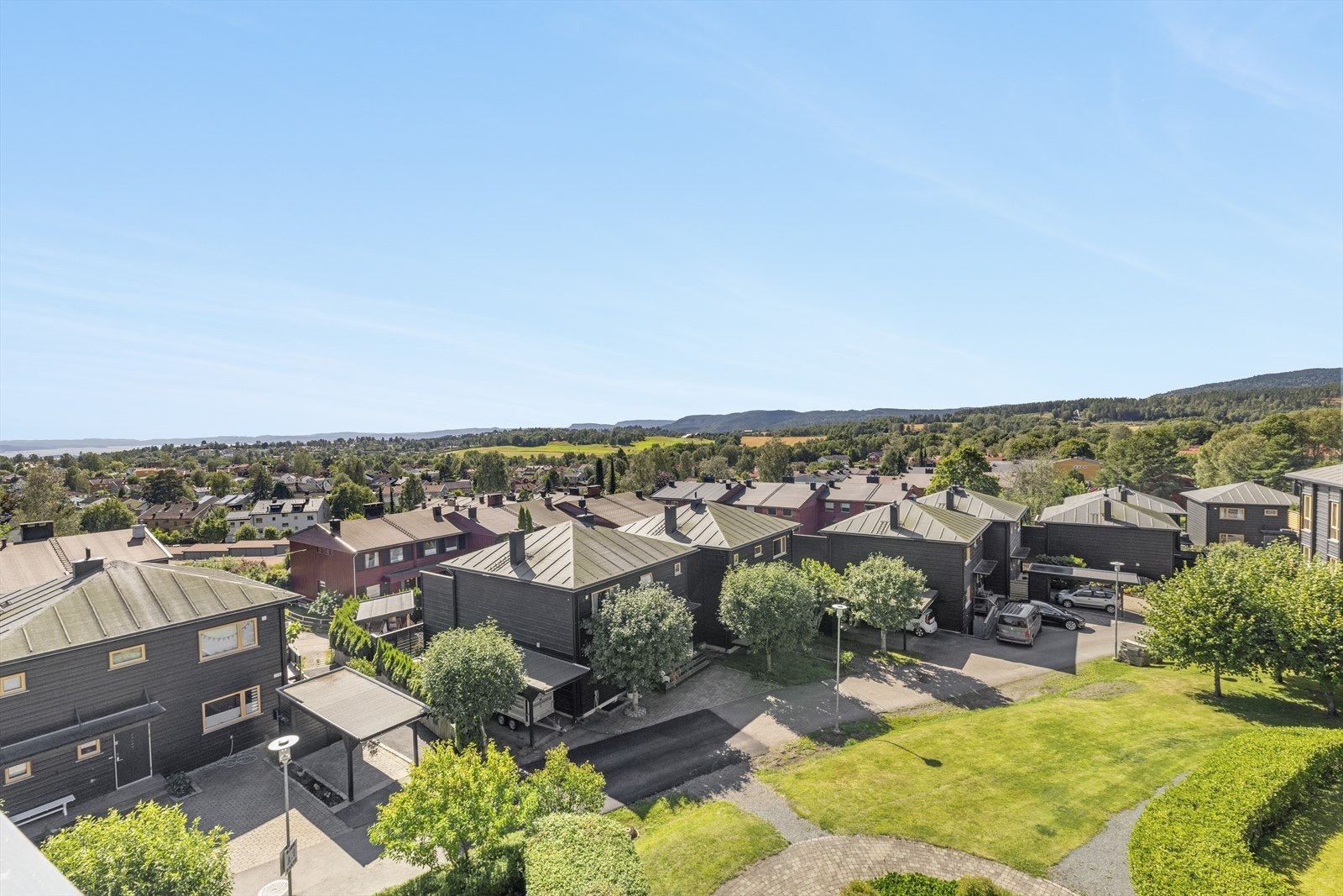 Eiendommen har en tilbaketrukket og attraktiv beliggenhet i et veletablert og fredelig boligområde mellom Røa og Bogstad, omgitt av grønne og landlige omgivelser Galleribilde