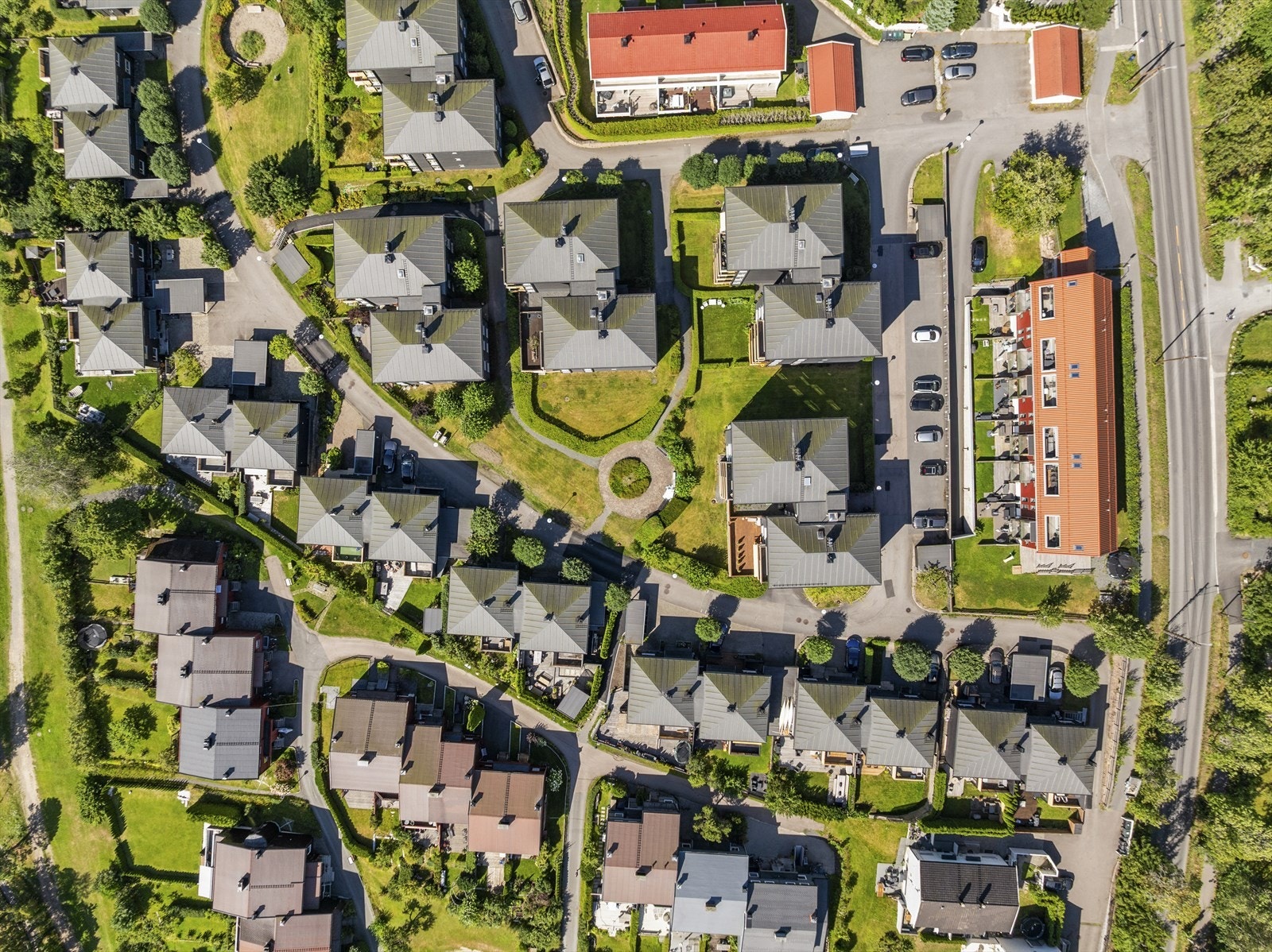 Vestre Voksen sameie er bygget på tomten som tidligere var eplehagen til Vestre Voksen gård. Sameiet består av 5 separate bygninger, hver på 3-4 etasjer, totalt 33 boenheter Galleribilde