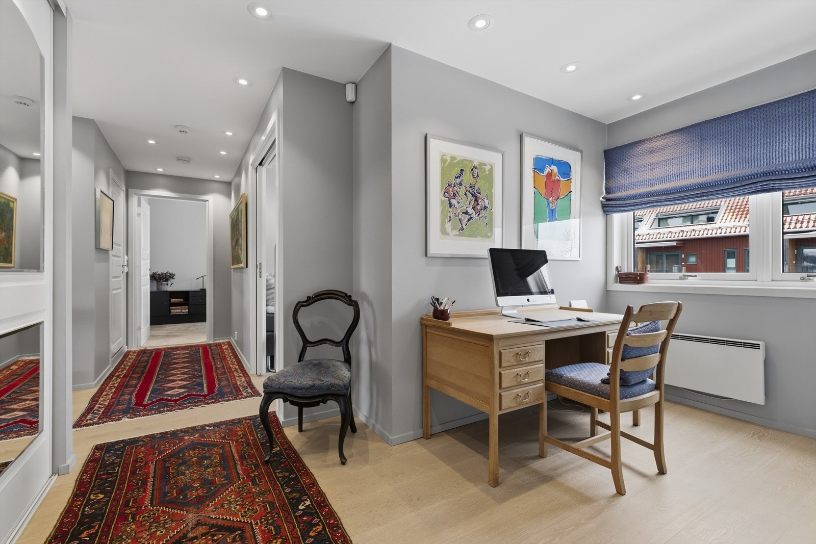 Det tredje soverommet har i dag åpen løsning til entréen og ble brukt av eier som hall/garderobe Galleribilde