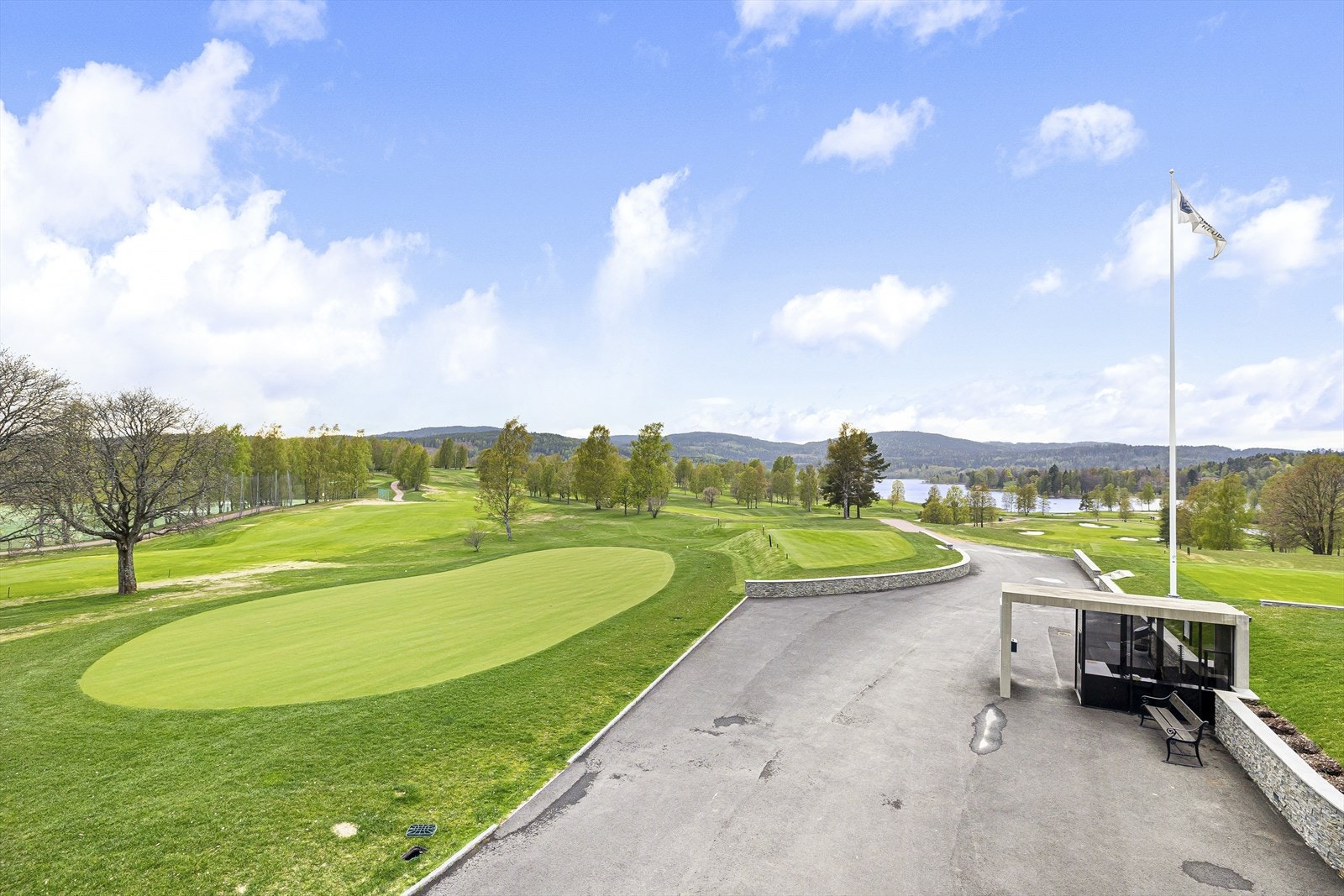 Golfbanen ligger i naturskjønne omgivelser med Bogstadvannet og Bogstad Gård som nærmeste naboer. Anlegget på cirka 480 mål og holder en fantastisk standard både når det gjelder tee-steder, fairwayer og greener Galleribilde