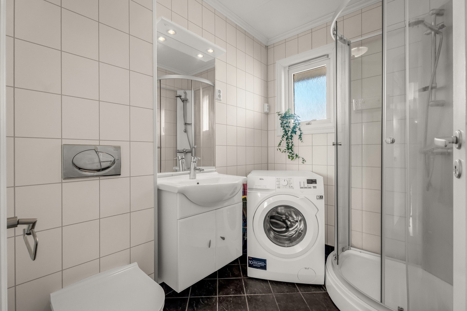 Badet til hybelen med varmekabler i gulv Galleribilde