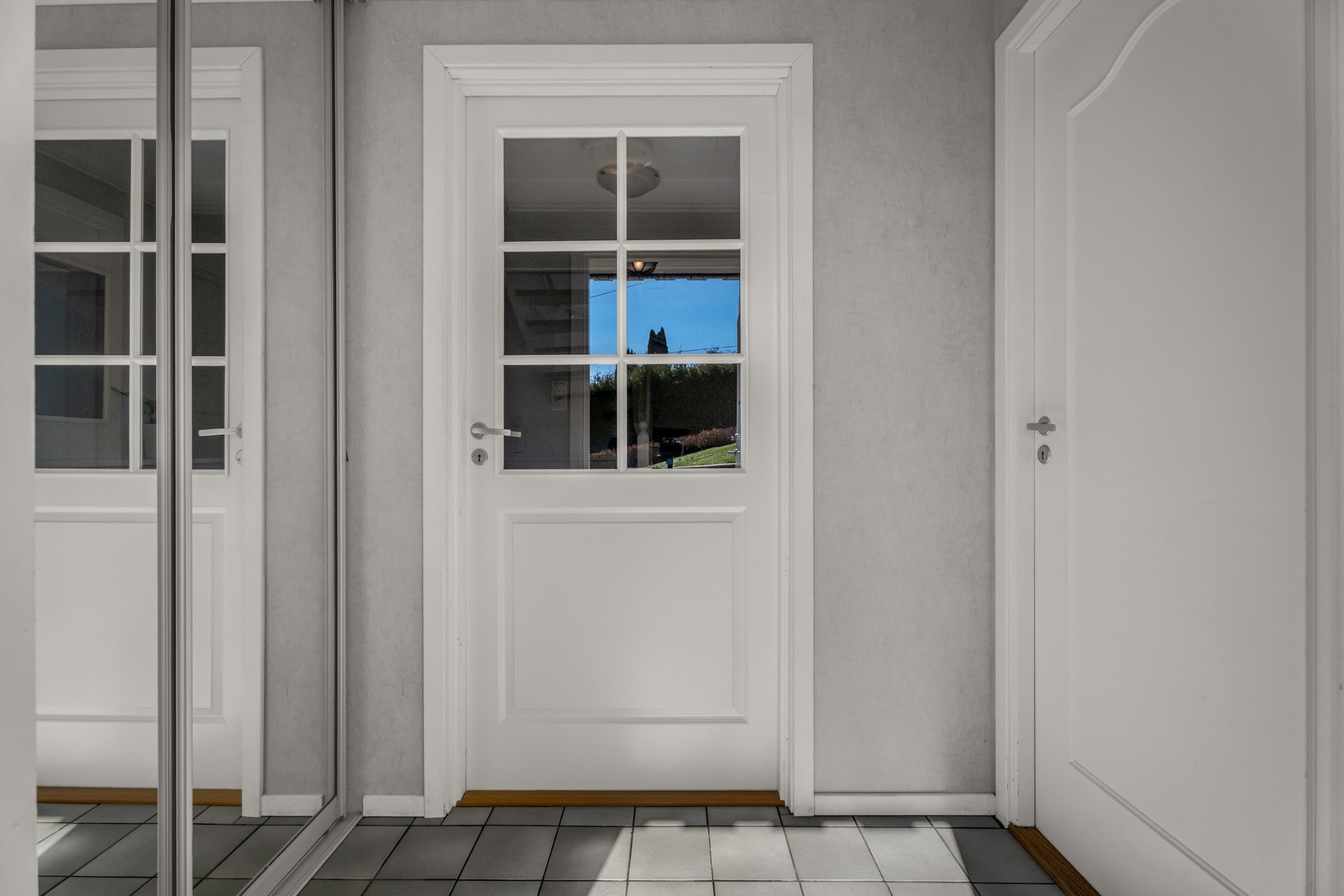 Inngangsparti med garderobe og varmekabler i gulvet. Galleribilde