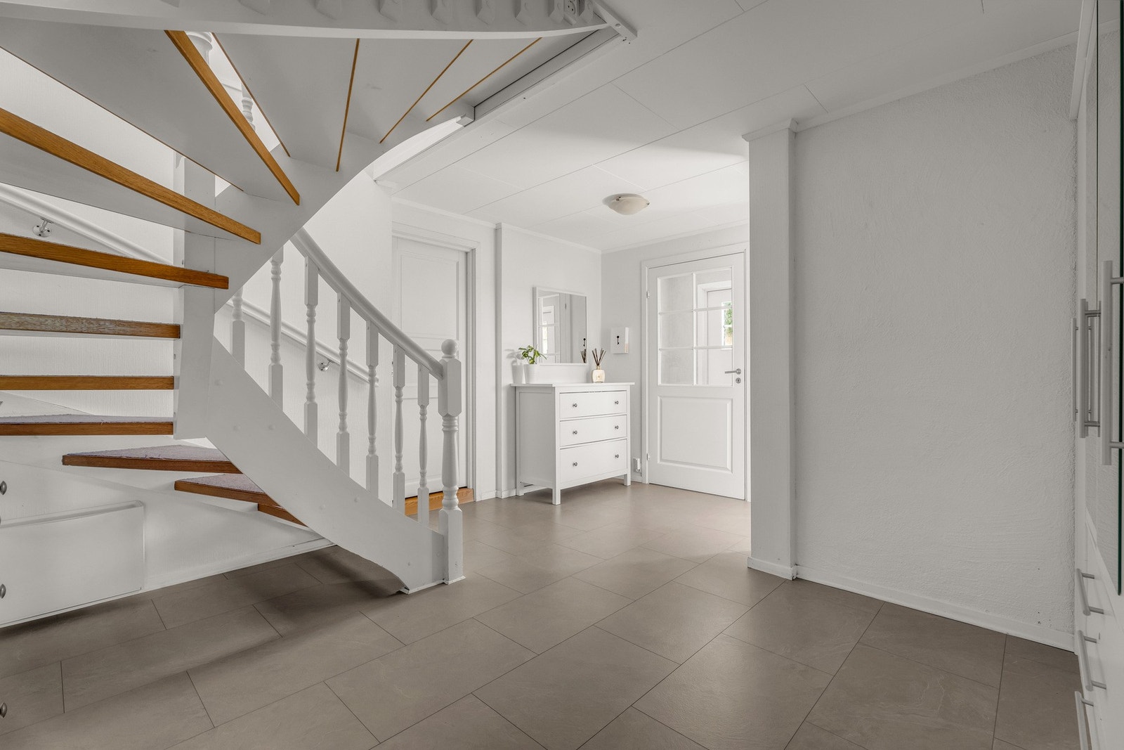 Stor hall/gang i boligen med varmekabler i gulvet. Galleribilde