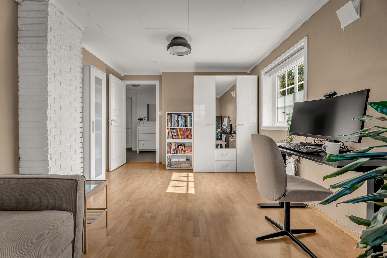 Perfekt som barnerom, gjesterom eller kontor. Kan også deles opp til å bli to soverom. Galleribilde