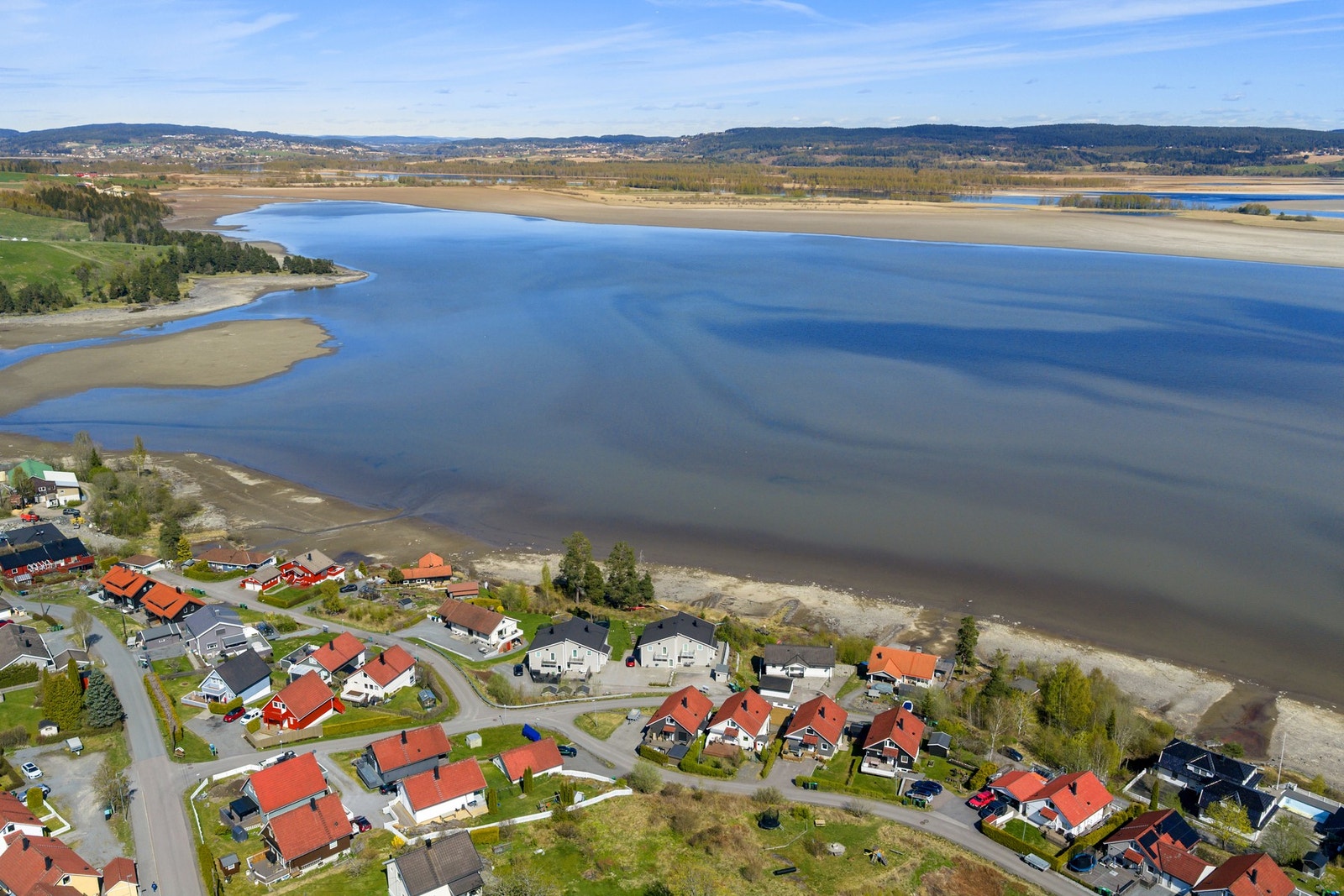 Nå er det mulig å sikre seg en enebolig i 1.rekke mot Øyeren med stort potensiale Galleribilde