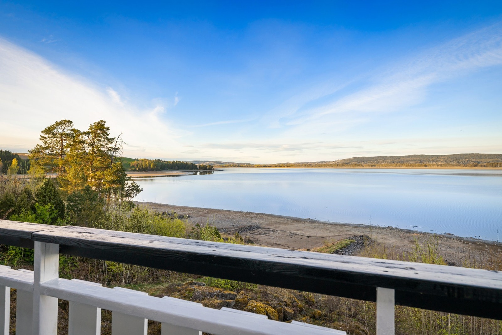 Øyeren tappes ned inntil vannet fra snøsmeltingen i fjellet er ferdig med å renne ned mot fjorden, m.a.o. vannet vil snart stå høyere. Galleribilde