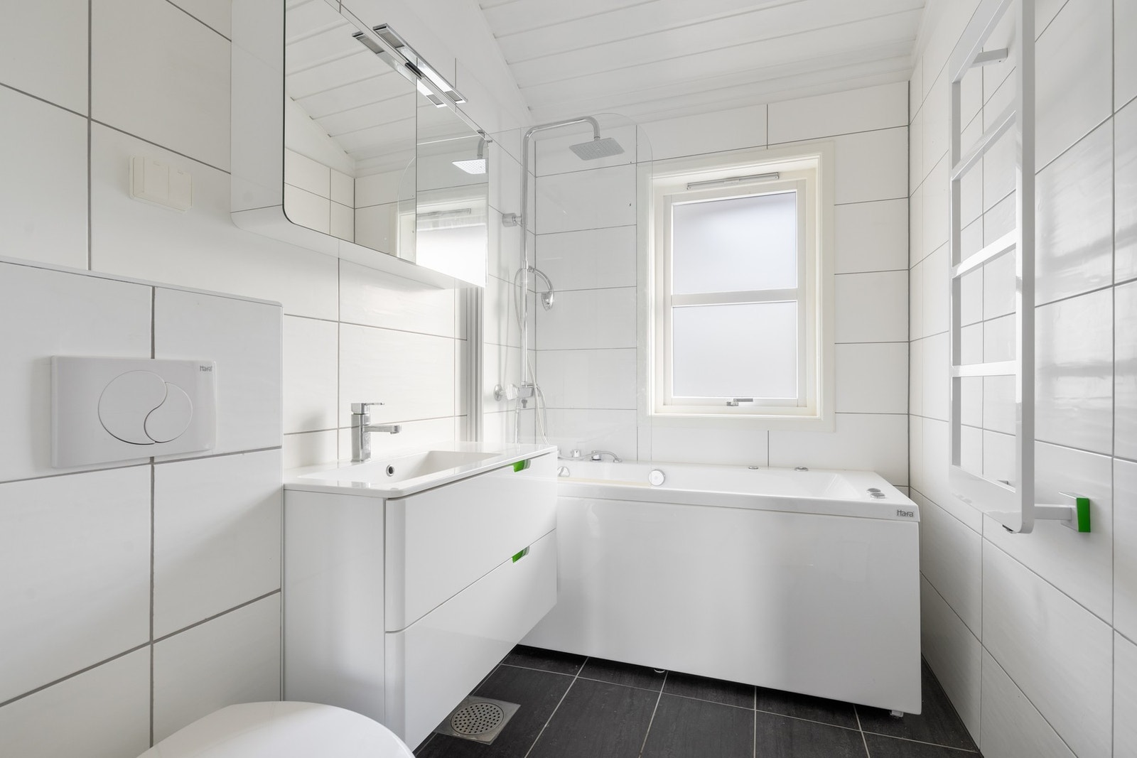 Flislagt bad med badekar i 1 etg. Galleribilde