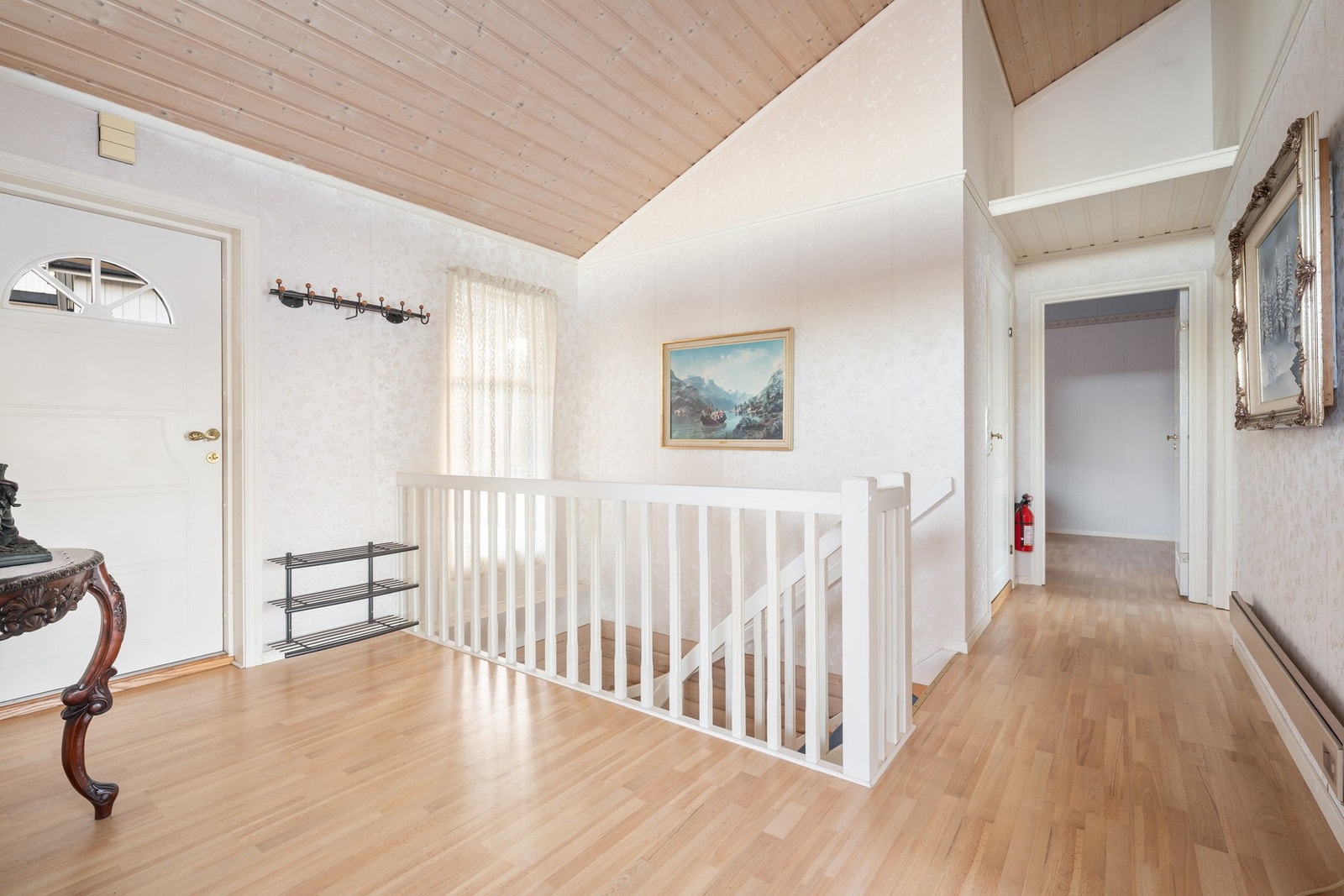 Romslig entré med god takhøyde. Galleribilde