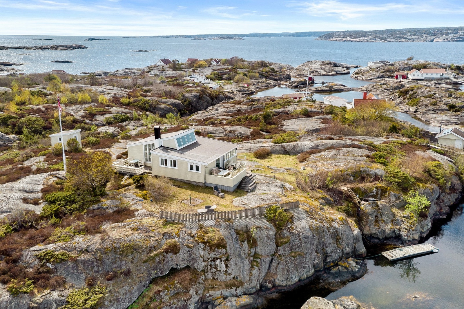 Hovedhytta ligger lenger opp på tomten. Galleribilde