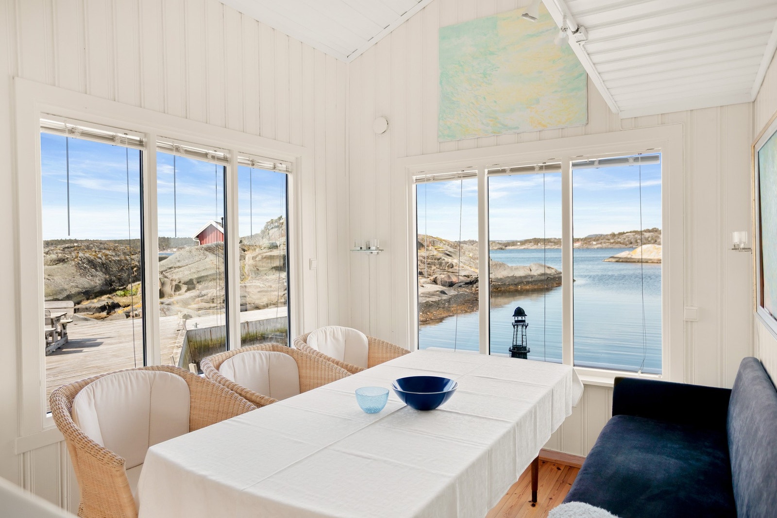 Sjøhytte (Vestre Rauane 6) byr på stue, kjøkken, spisestue, soverom og bad, samt loftsetasje med gode innredningsmuligheter. Galleribilde