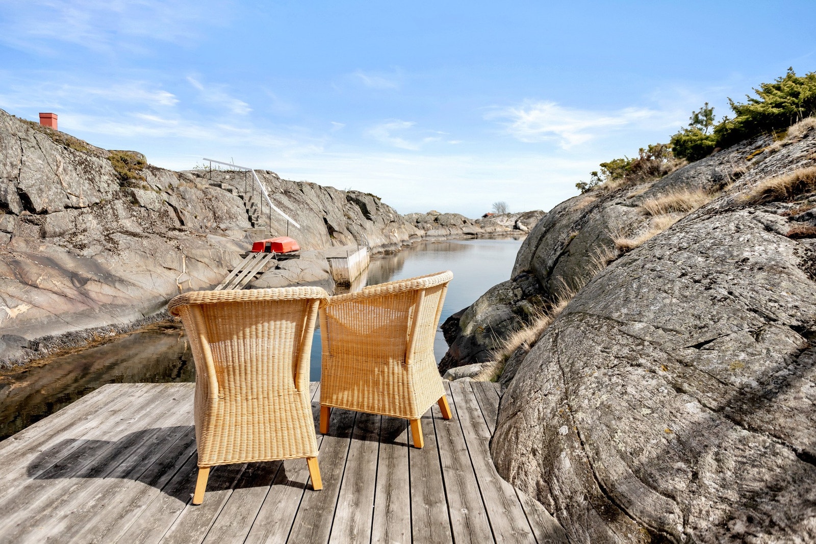 I dag er Vestre Rauane et fredelig fristed hvor alle eiendommer benyttes til fritidsformål. Naturen spiller hovedrollen året rundt - blikkstille sommerdager med speilblank sjø. Galleribilde