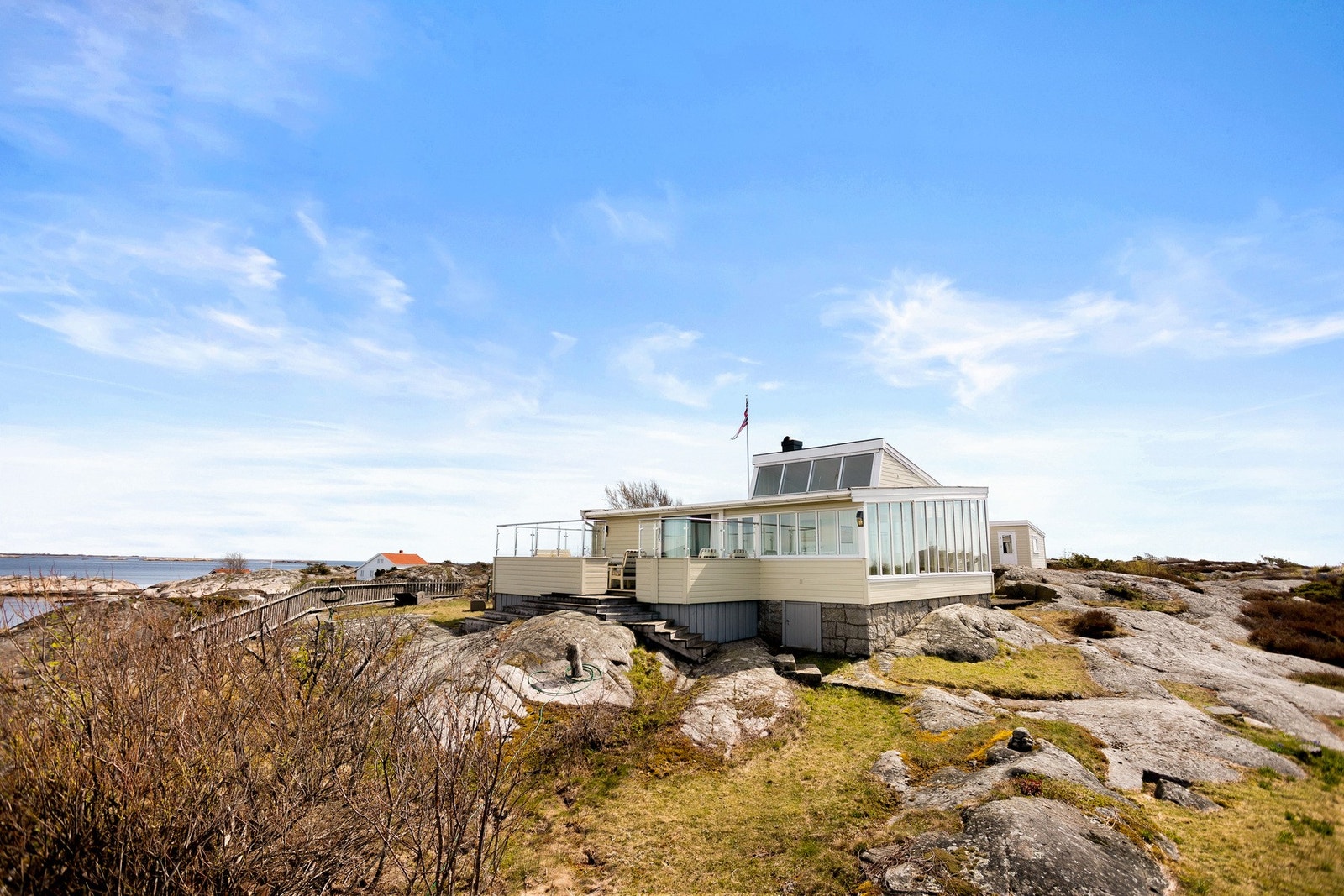 Ikonisk og sjelden fritidseiendom med hovedhytte, sjøhytte og fantastisk beliggenhet helt i vannkanten! Galleribilde