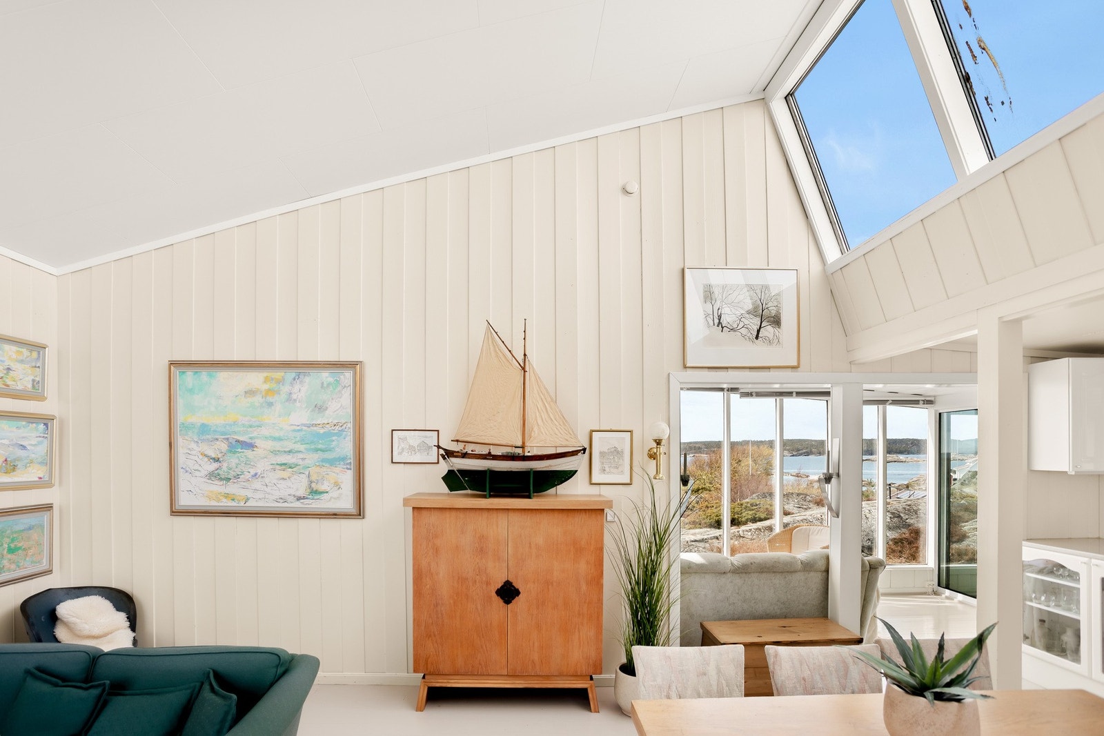 Stuen er lys og romslig, med gode muligheter for ulike møbleringsløsninger. Galleribilde