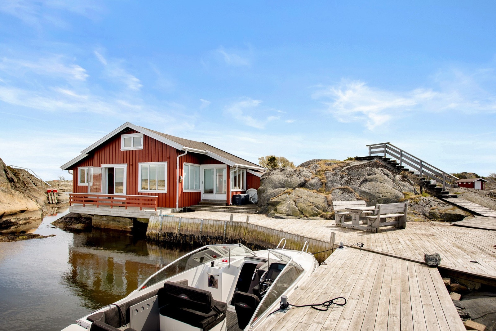 Beliggenheten gir optimale solforhold og le uansett vindretning - en sjelden kombinasjon så langt ute i skjærgården. Brygge med plass til flere båter. Galleribilde